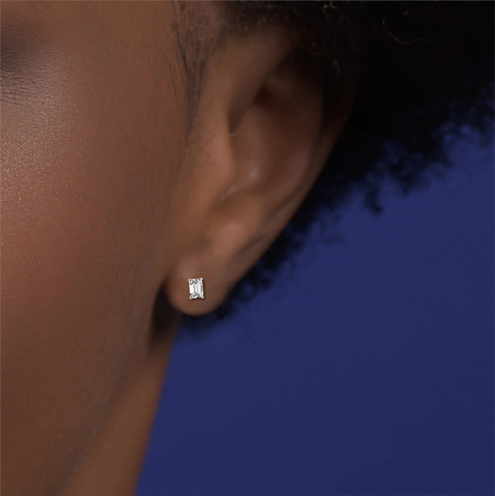18ct White Gold Emerald Cut Diamond Earrings - Image 2