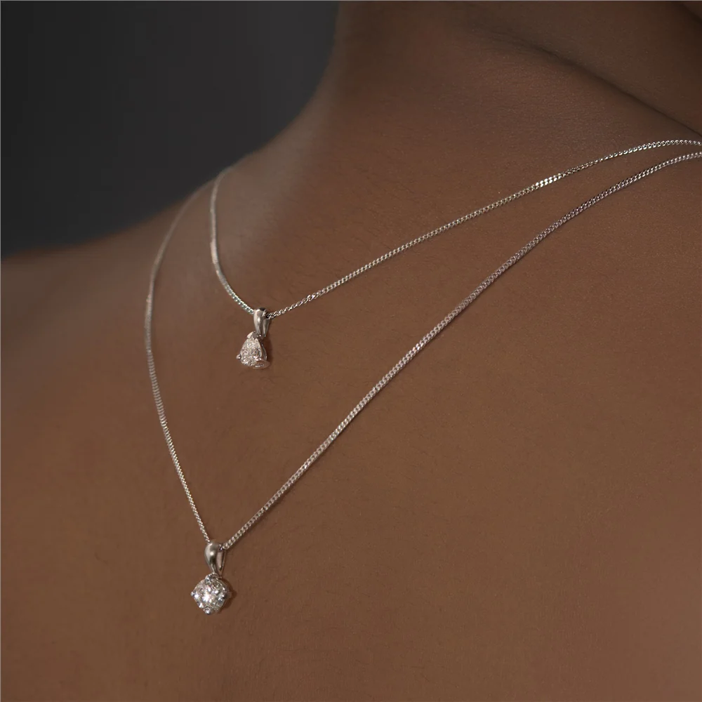 18ct White Gold Pear shaped Diamond Pendant - Image 2